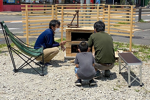 ピザ窯でピザを焼くイメージ