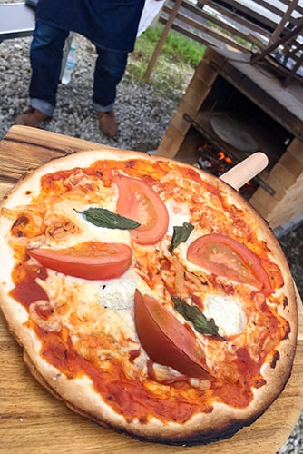 ピザ窯で焼いたピザのイメージ