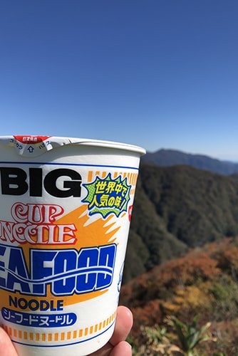 頂上で昼食のイメージ