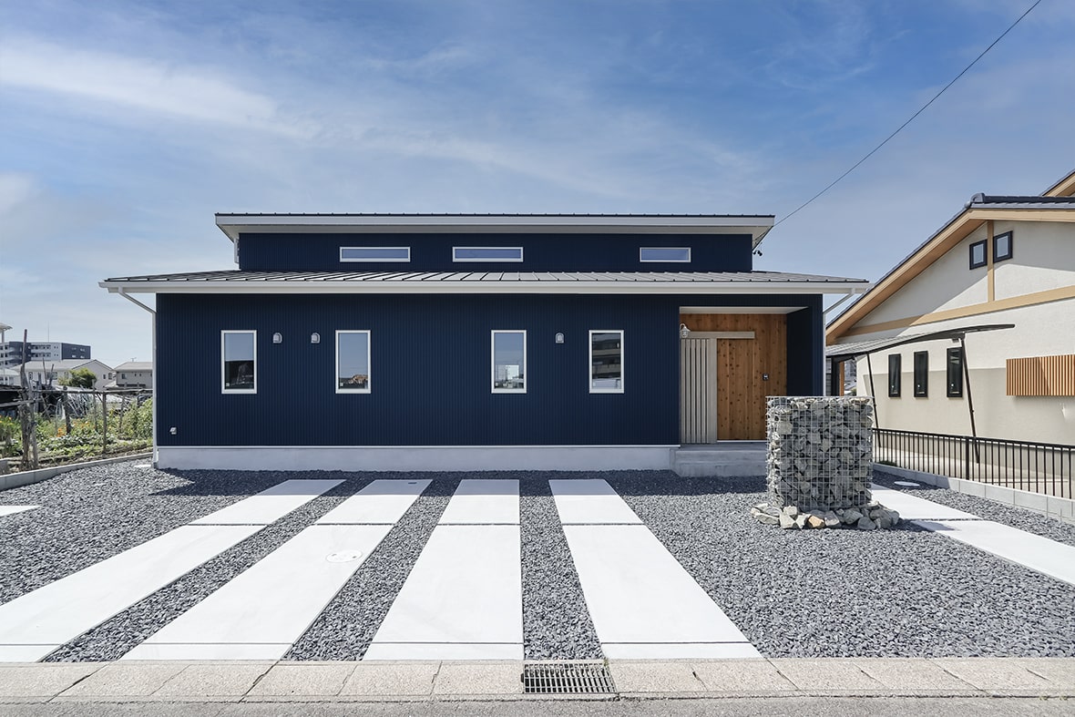 【愛知県江南市】青色ガルバリウム鋼板と無垢素材が美しい平屋 写真