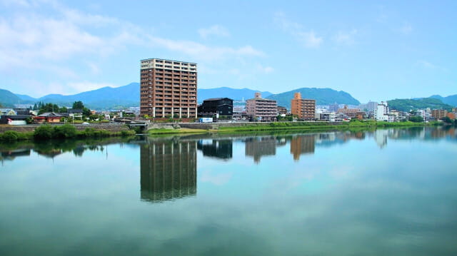 木曽川遊歩道から望む各務原市方面