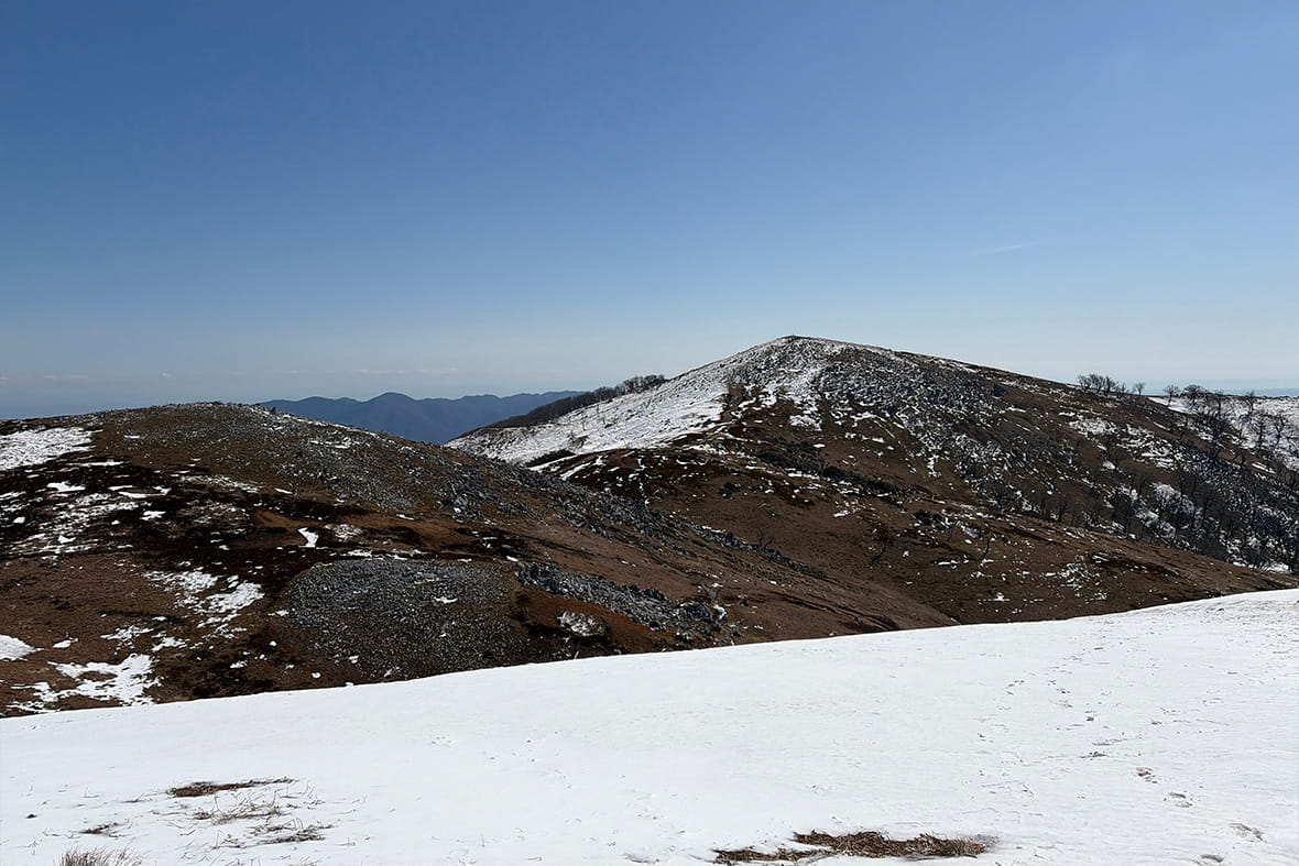 雪山で足跡をつける